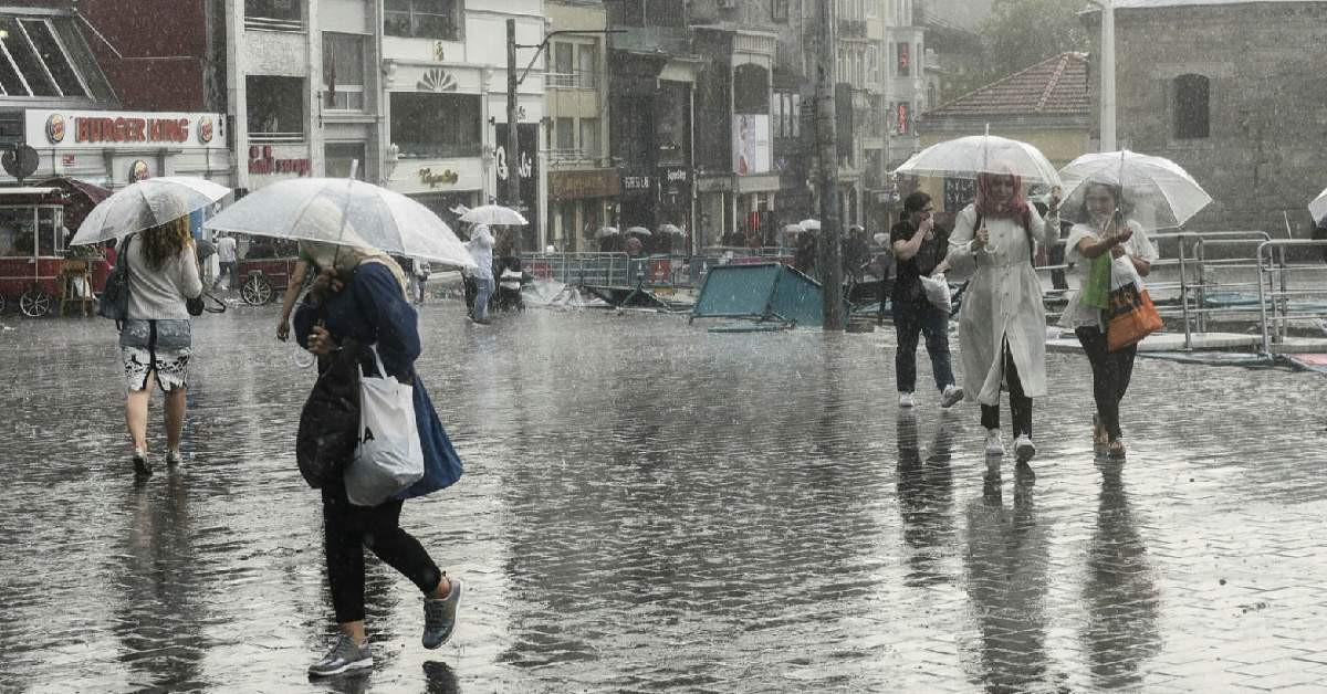 Sağanak yağış başladı.