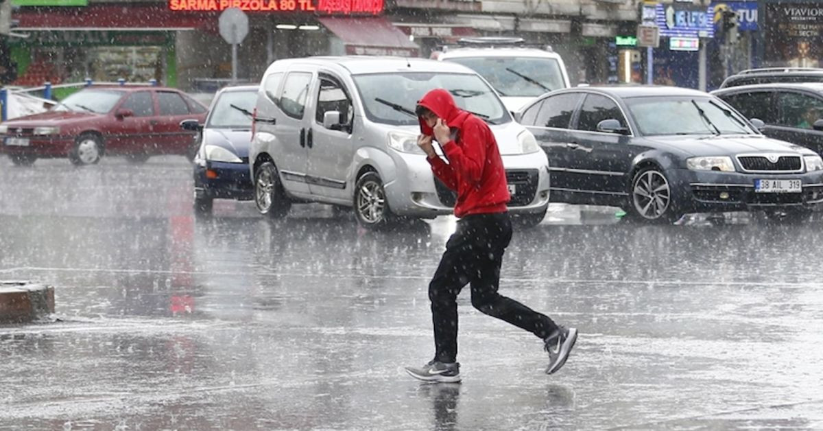 Sağanak yağış ve fırtına geri dönüyor: Meteoroloji’den o illere uyarı Sağanak yağış ve fırtına geri dönüyor: Meteoroloji’den o illere uyarı