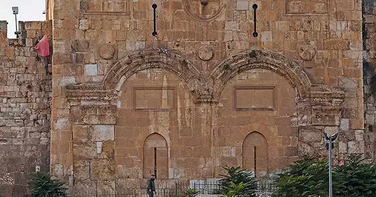 Saldırılan yapı, dört tarafı duvarlarla çevrili tek mezarlıktı. Saldırılan yapı, dört tarafı duvarlarla çevrili tek mezarlıktı.