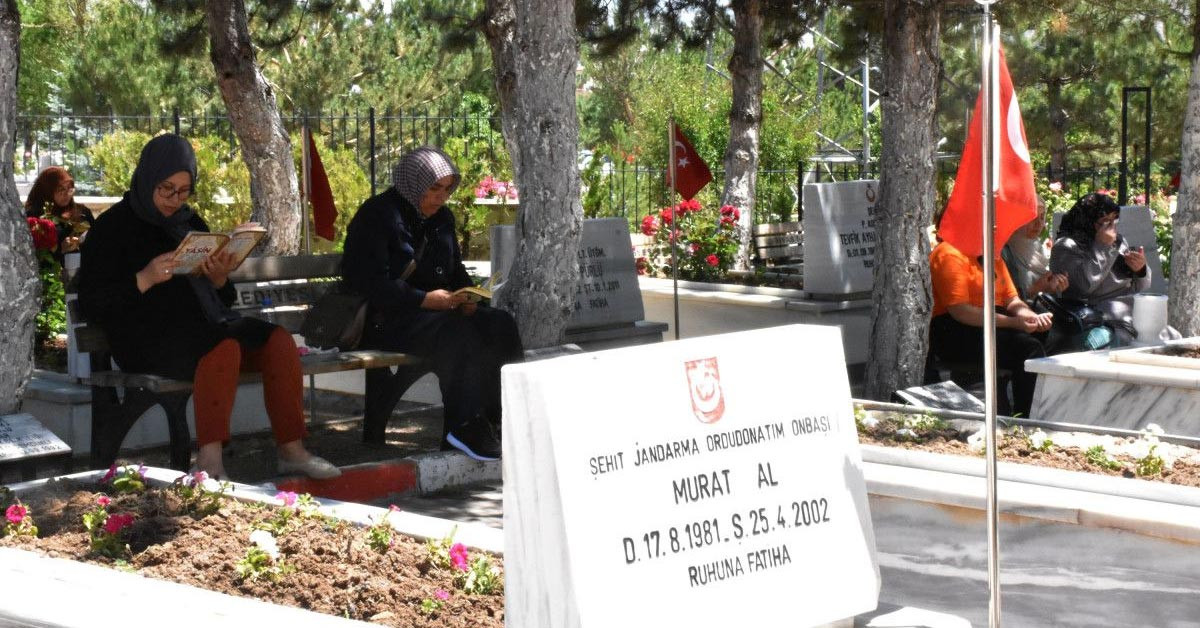 Şehitlikler ziyaretçi akınına uğradı