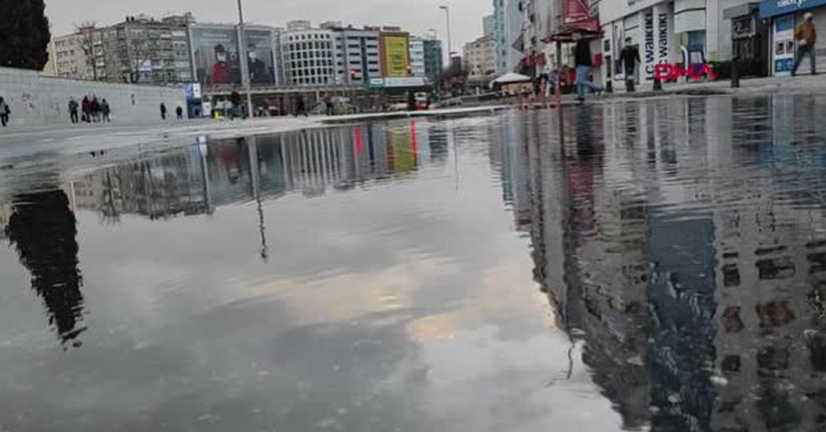 Şişli metroda su borusu patladı