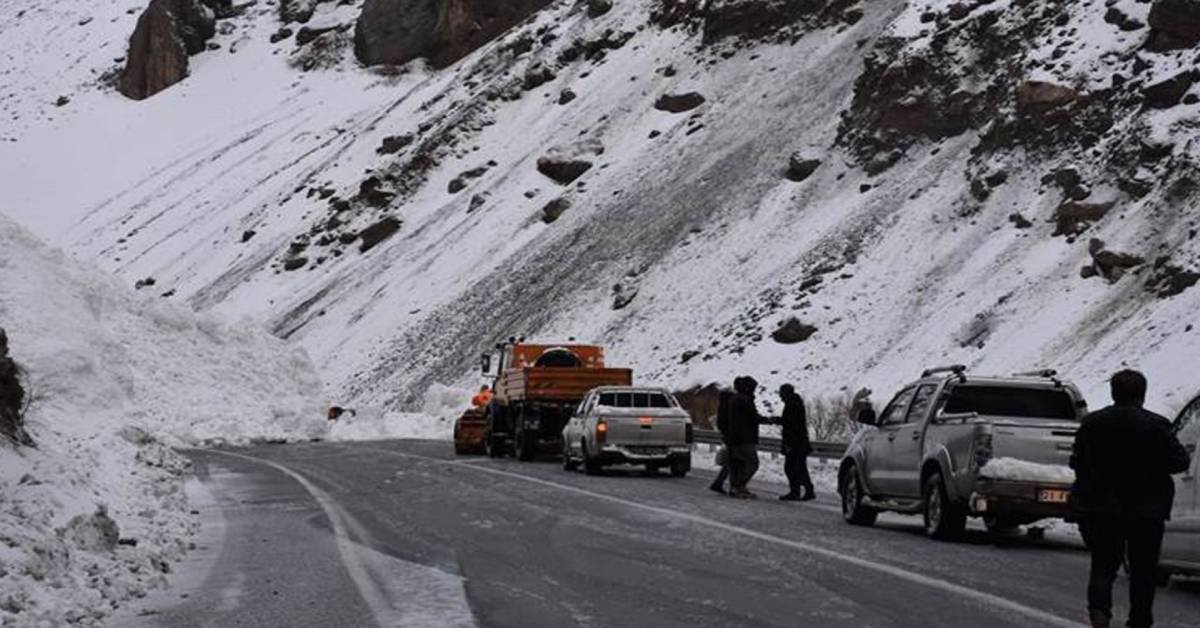 Sürücüler dikkat: Hakkari-Çukurca kara yolu çığ nedeniyle kapatıldı