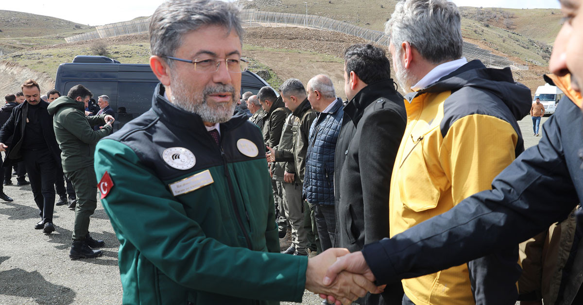 Tarım ve Orman Bakanı İbrahim Yumaklı, bugün Elazığ’ı ziyaret etti. Türkiye’nin ilk yüzer güneş enerjisi santralinde (GES) incelemelerde bulunarak, yetkililerden bilgi aldı. Tarım ve Orman Bakanı İbrahim Yumaklı, bugün Elazığ’ı ziyaret etti. Türkiye’nin ilk yüzer güneş enerjisi santralinde (GES) incelemelerde bulunarak, yetkililerden bilgi aldı.