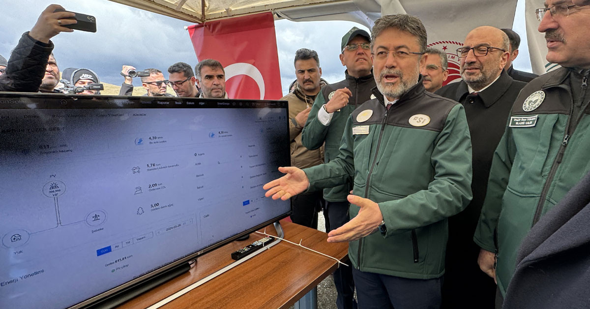 Tarım ve Orman Bakanı İbrahim Yumaklı, bugün Elazığ’ı ziyaret etti. Türkiye’nin ilk yüzer güneş enerjisi santralinde (GES) incelemelerde bulunarak, yetkililerden bilgi aldı. Tarım ve Orman Bakanı İbrahim Yumaklı, bugün Elazığ’ı ziyaret etti. Türkiye’nin ilk yüzer güneş enerjisi santralinde (GES) incelemelerde bulunarak, yetkililerden bilgi aldı.