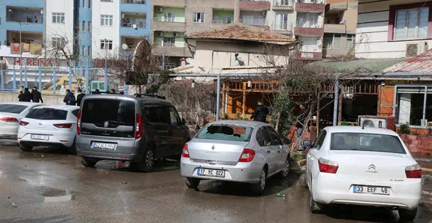 Terör paçavrası açıp slogan attılar Terör paçavrası açıp slogan attılar