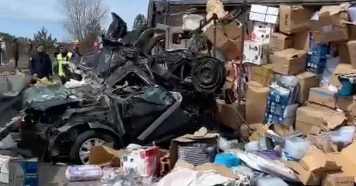 Tır kazalarına bir yenisi daha eklendi. Çankırı’nın Çerkeş ilçesinde, tırın otomobilin üzerine devrilmesi sonucu 4 kişi yaşamını yitirdi, 2’si polis olmak üzere 3 kişi yaralandı.