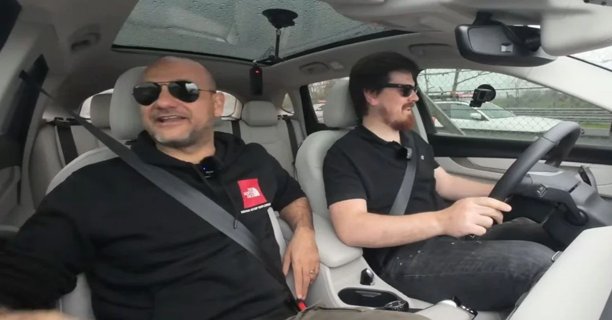 Togg ile yağmurda tur attı: Tüm araçları rahatça solladı