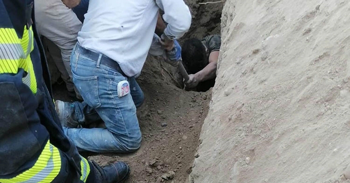 Trabzon’da göçük meydana geldi. Hayrat ilçesi Balaban Mahallesi’nde içme suyu isale hattı (suyu taşıyan boru hattı) çalışması sırasında göçük yaşandı. 3 işçi toprak altında kalarak hayatını kaybetti.