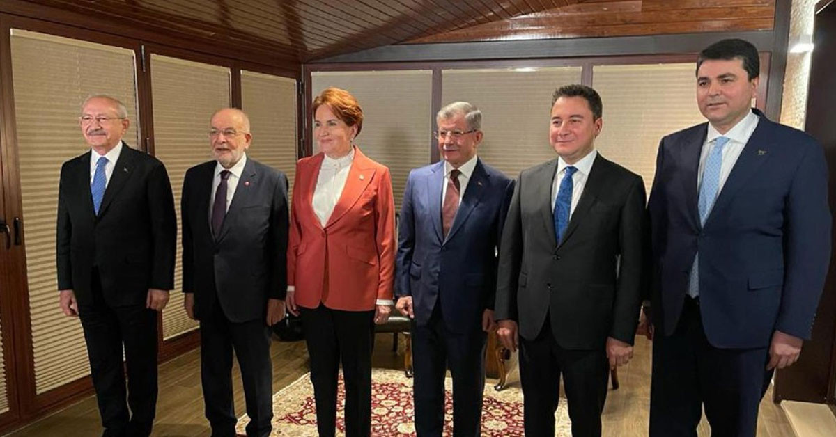 Tüm dünyanın gözü Türkiye’de yapılacak olan seçime çevrildi. Londra merkezli Financial Times gazetesi, seçimlerde İstanbul hakkında dikkat çeken bir analiz paylaştı. Muhalefetin 2023 seçimlerinden beri sarsıldığının altını çizdi. Tüm dünyanın gözü Türkiye’de yapılacak olan seçime çevrildi. Londra merkezli Financial Times gazetesi, seçimlerde İstanbul hakkında dikkat çeken bir analiz paylaştı. Muhalefetin 2023 seçimlerinden beri sarsıldığının altını çizdi.