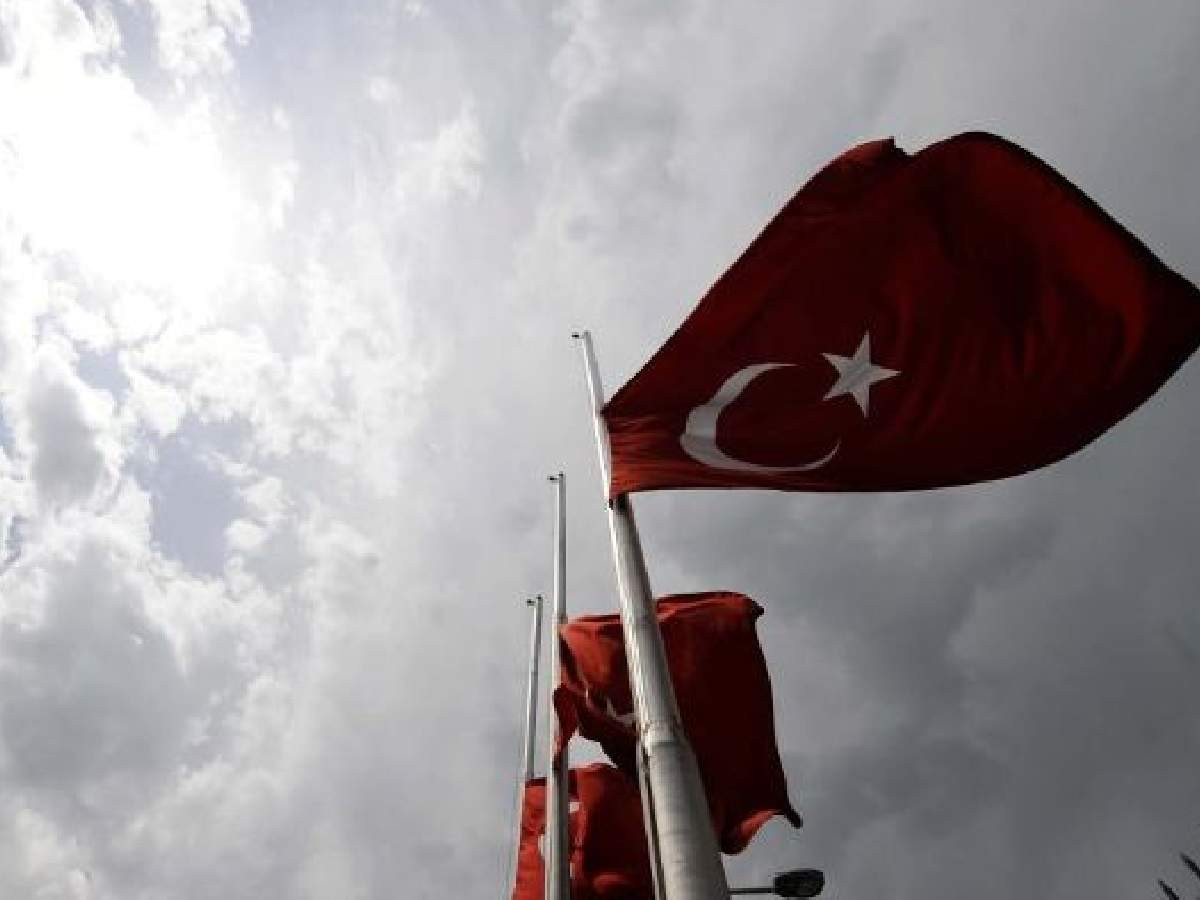 Türk Bayrağı yarıya çekilme sebepleri