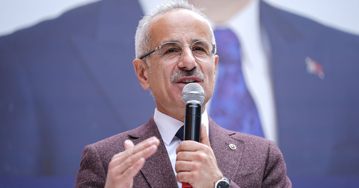 Ulaştırma ve Altyapı Bakanı Abdulkadir Uraloğlu, bakanlık olarak yurdun birçok bölgesine raylı sistem ulaşımını sağladıklarını belirterek, İstanbul’daki metro hatları hakkında da detaylı bilgilendirmelerde bulundu. Ulaştırma ve Altyapı Bakanı Abdulkadir Uraloğlu, bakanlık olarak yurdun birçok bölgesine raylı sistem ulaşımını sağladıklarını belirterek, İstanbul’daki metro hatları hakkında da detaylı bilgilendirmelerde bulundu.