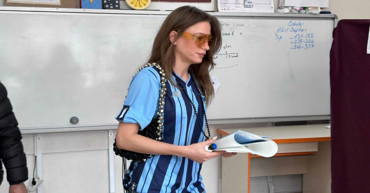 Ünlüler 31 Mart’ta sandık başında: Serenay Sarıkaya, Adana Demirspor formasıyla oy kullandı