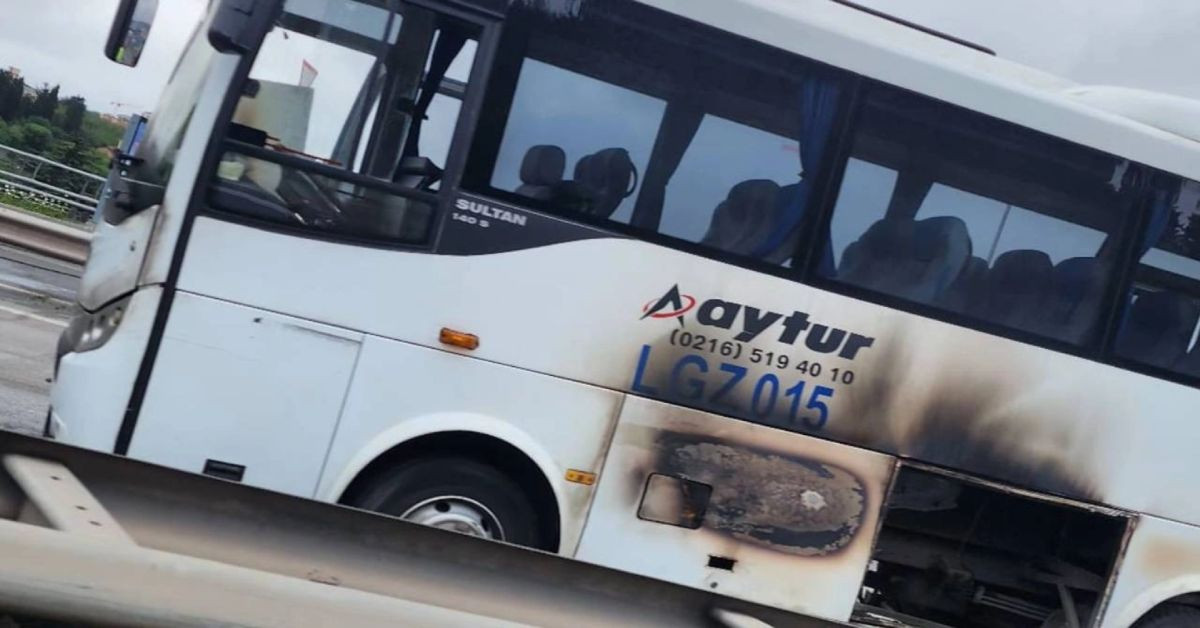 Üsküdar’da midibüsün motorundan dumanlar yükseldi: 15 Temmuz Şehitler Köprüsü’nde trafik durdu