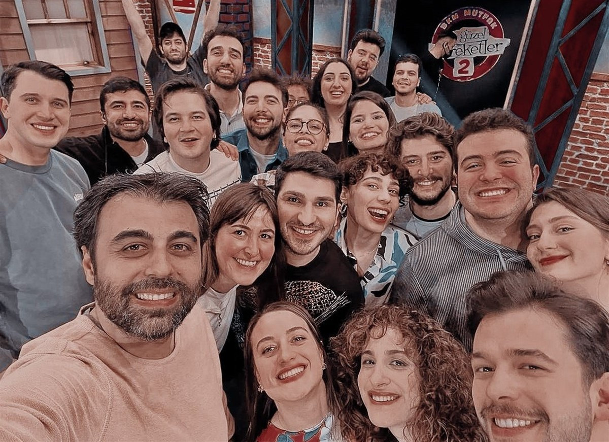 Arif Güloğlu Çok Güzel Hareketler Bunlar 2 kadrosunda