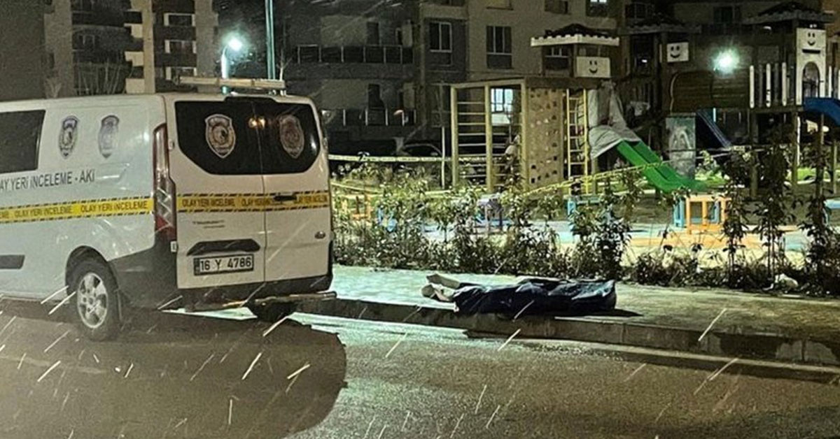 Parkta iple asılı bulundu