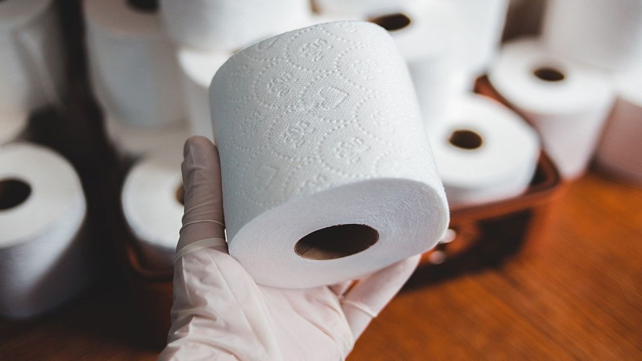 XL tuvalet kağıdının fiyatı ortalığı karıştırdı! Millet market önünde izdiham yarattı