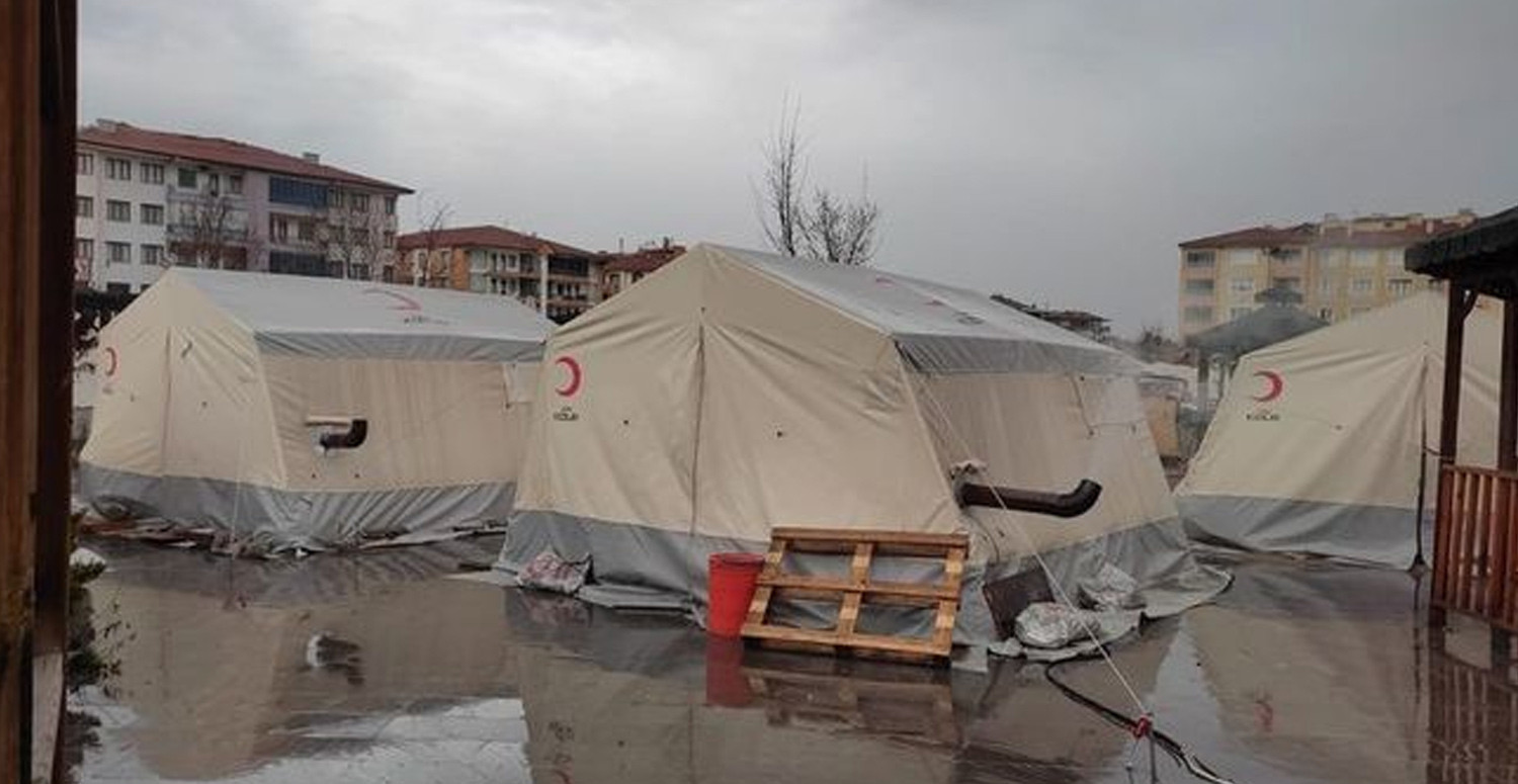 Yağışlar deprem bölgesinde etkisini gösterdi