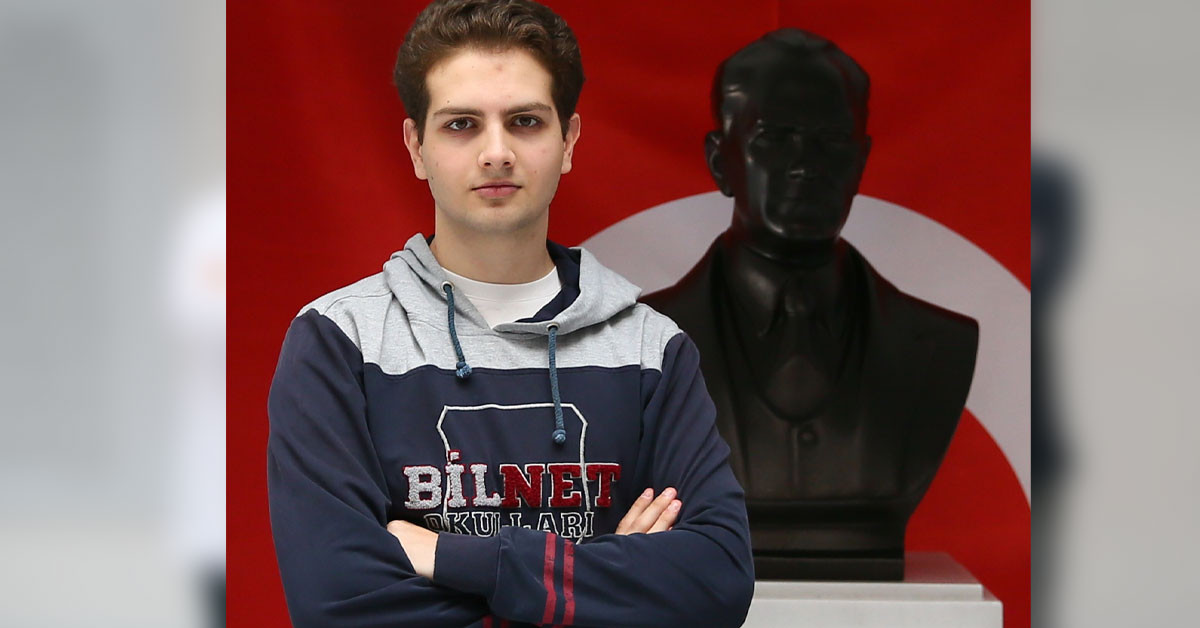 Yaman Çakaroğlu, Japonya'daki Okyanus Politikası Araştırma Enstitüsü (OPRI) tarafından düzenlenen proje kapsamında Batı Pasifik Bilim Seferine katılarak 20 gün boyunca deneyler yapacak. Yaman Çakaroğlu, Japonya'daki Okyanus Politikası Araştırma Enstitüsü (OPRI) tarafından düzenlenen proje kapsamında Batı Pasifik Bilim Seferine katılarak 20 gün boyunca deneyler yapacak.