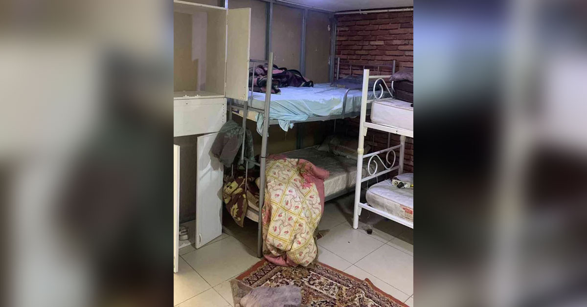 Yasa dışı bir şekilde ülkede olan göçmenler, kuaförün içerisinden yaptıkları şok evde kalıyorlar!