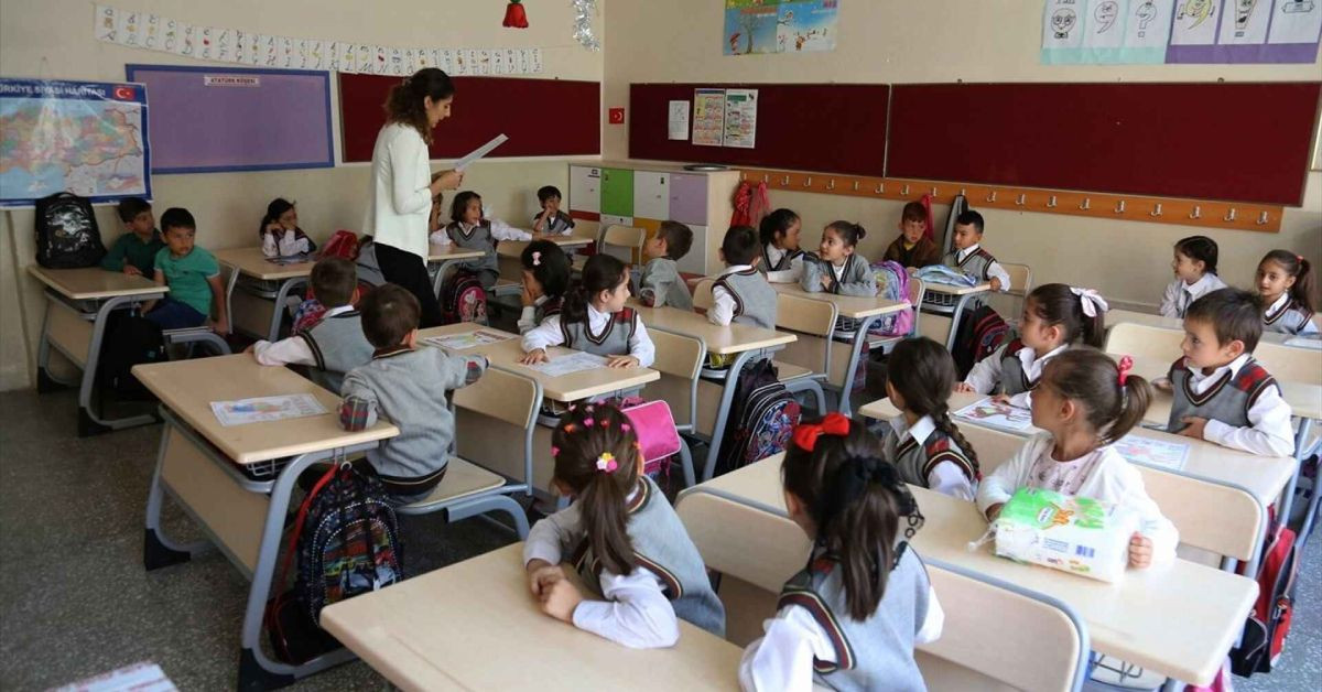 Yeni müfredat taslağında dikkat çeken ayrıntı: Okullarda Türkiye’nin kalkınma projeleri anlatılacak Yeni müfredat taslağında dikkat çeken ayrıntı: Okullarda Türkiye’nin kalkınma projeleri anlatılacak