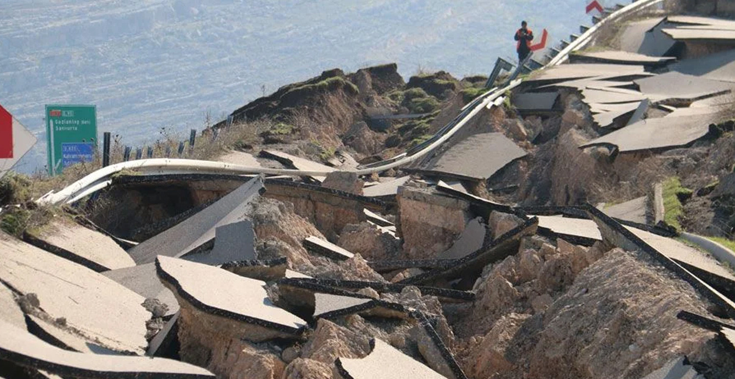 Yol paramparça oldu