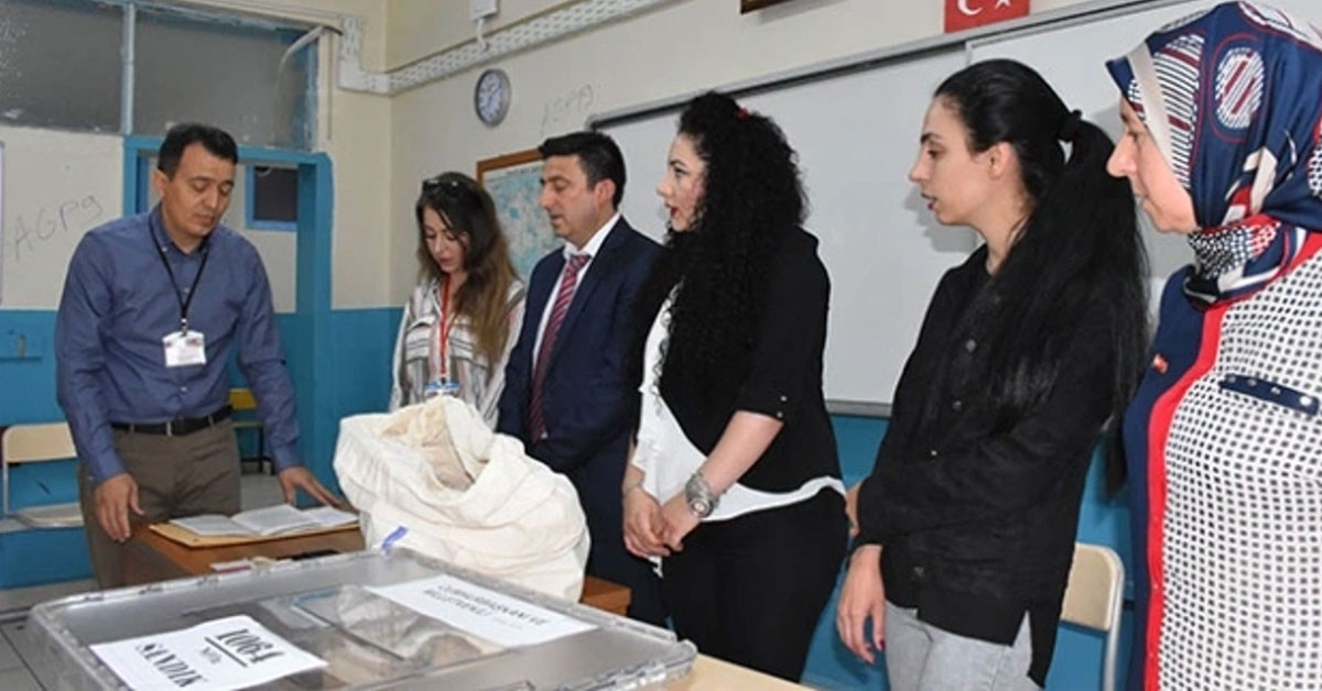Yüksek Seçim Kurulu (YSK), tedbiri elde bırakmıyor. Yarın yapılacak seçimde; sandık kurulu başkanları, oy kullanılacak yerlerdeki bina sorumluları ile seyyar sandık kurulu başkanlarını kısa mesajlarla bilgilendireceği öğrenildi. Yüksek Seçim Kurulu (YSK), tedbiri elde bırakmıyor. Yarın yapılacak seçimde; sandık kurulu başkanları, oy kullanılacak yerlerdeki bina sorumluları ile seyyar sandık kurulu başkanlarını kısa mesajlarla bilgilendireceği öğrenildi.