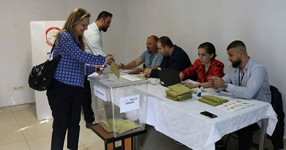 Yüksek Seçim Kurulu (YSK), tedbiri elde bırakmıyor. Yarın yapılacak seçimde; sandık kurulu başkanları, oy kullanılacak yerlerdeki bina sorumluları ile seyyar sandık kurulu başkanlarını kısa mesajlarla bilgilendireceği öğrenildi. Yüksek Seçim Kurulu (YSK), tedbiri elde bırakmıyor. Yarın yapılacak seçimde; sandık kurulu başkanları, oy kullanılacak yerlerdeki bina sorumluları ile seyyar sandık kurulu başkanlarını kısa mesajlarla bilgilendireceği öğrenildi.