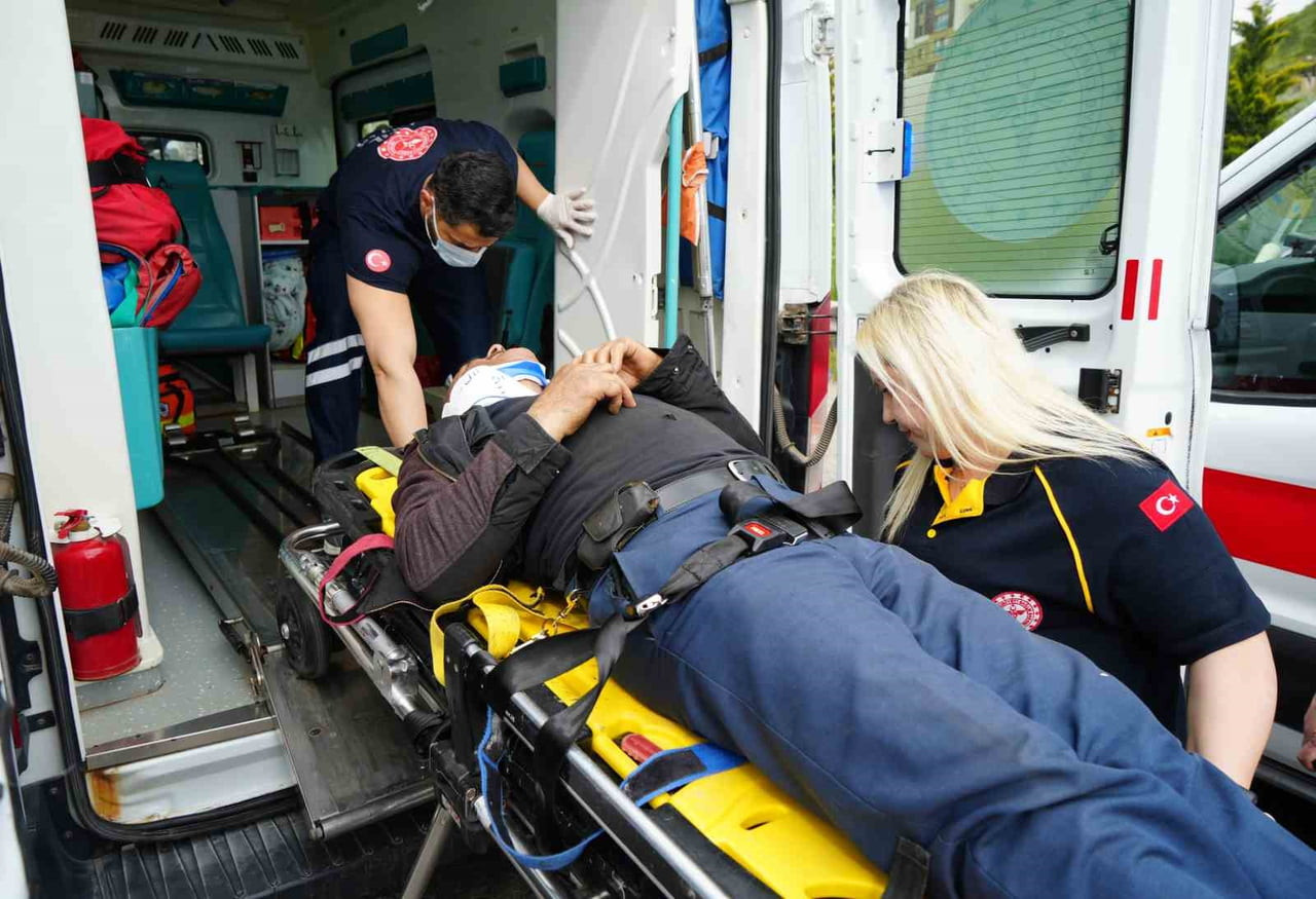 06 GNK 88 PLAKALI OTOMOBİLDE BULUNAN M.Ş.Y. İSİMLİ YOLCU AMBULANSLA HASTANEYE KALDIRILDI