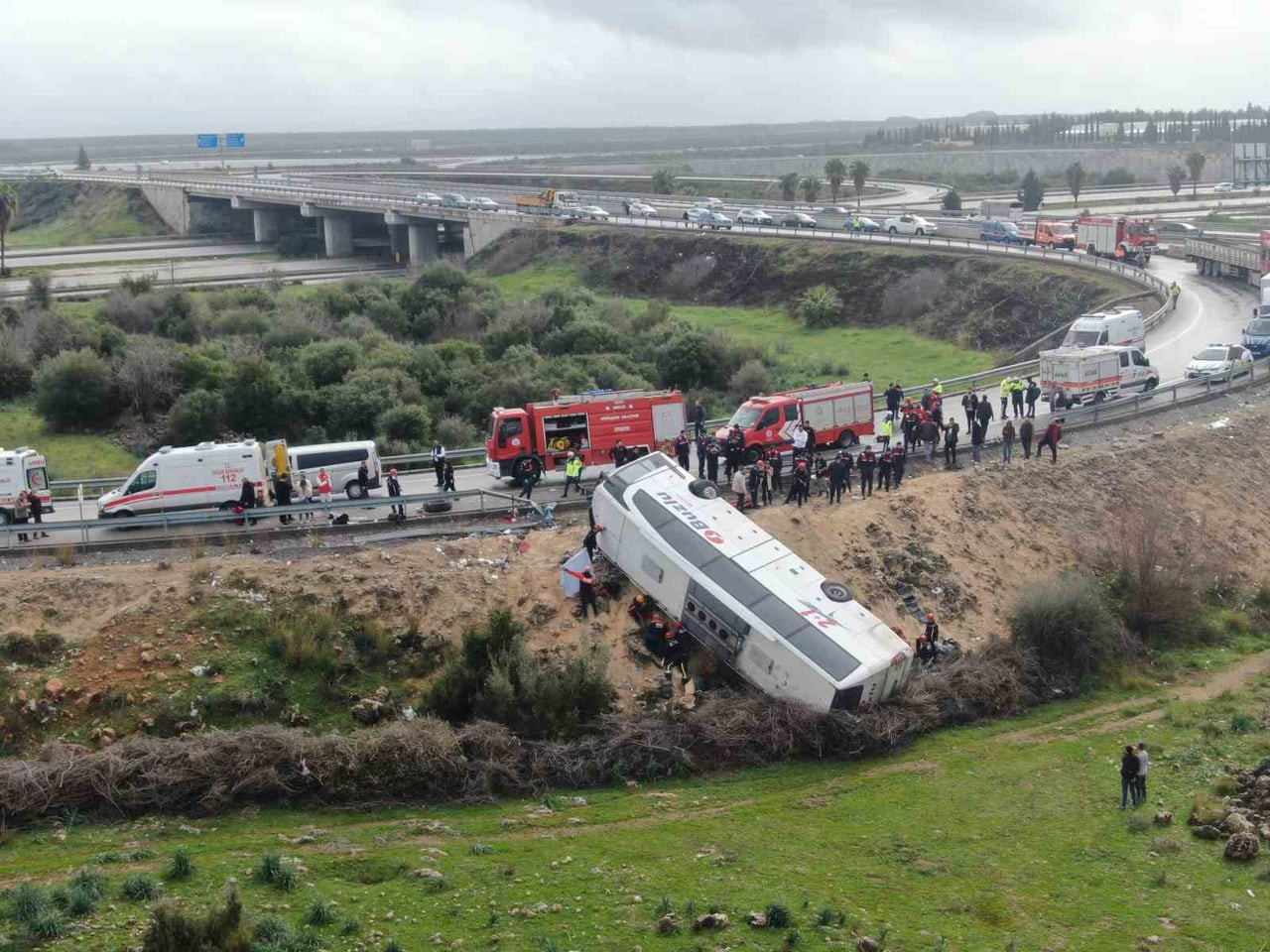 1 ŞUBAT'TA SAAT 10.25 SIRALARINDA MEYDANA GELEN KAZADA BARİYERLERE ÇARPARAK DEVRİLEN YOLCU...