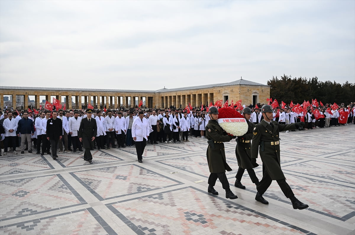 14 Mart Tıbbiyeliler Derneği üyeleri, 14 Mart Tıp Bayramı dolayısıyla Anıtkabir'i ziyaret etti....