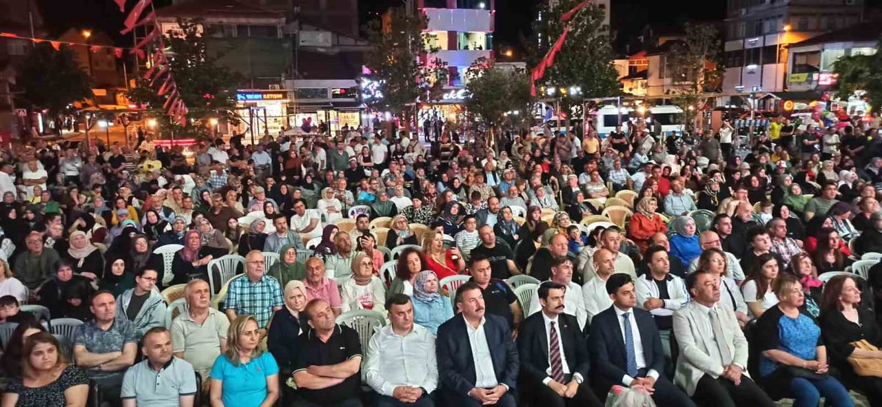 15 TEMMUZ ANMA PROĞRAMINDA YÜZLERCE VATANDAŞ BİR ARAYA GELDİ