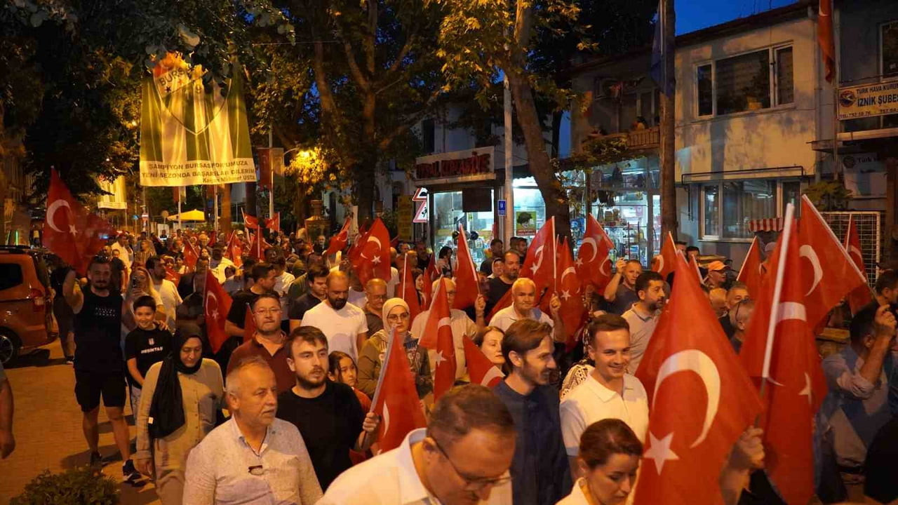 15 TEMMUZ DEMOKRASİ VE MİLLİ BİRLİK GÜNÜ’NÜN 10.YIL DÖNÜMÜNDE İZNİKLİLER MİLLİ İRADE MEYDANINDA...