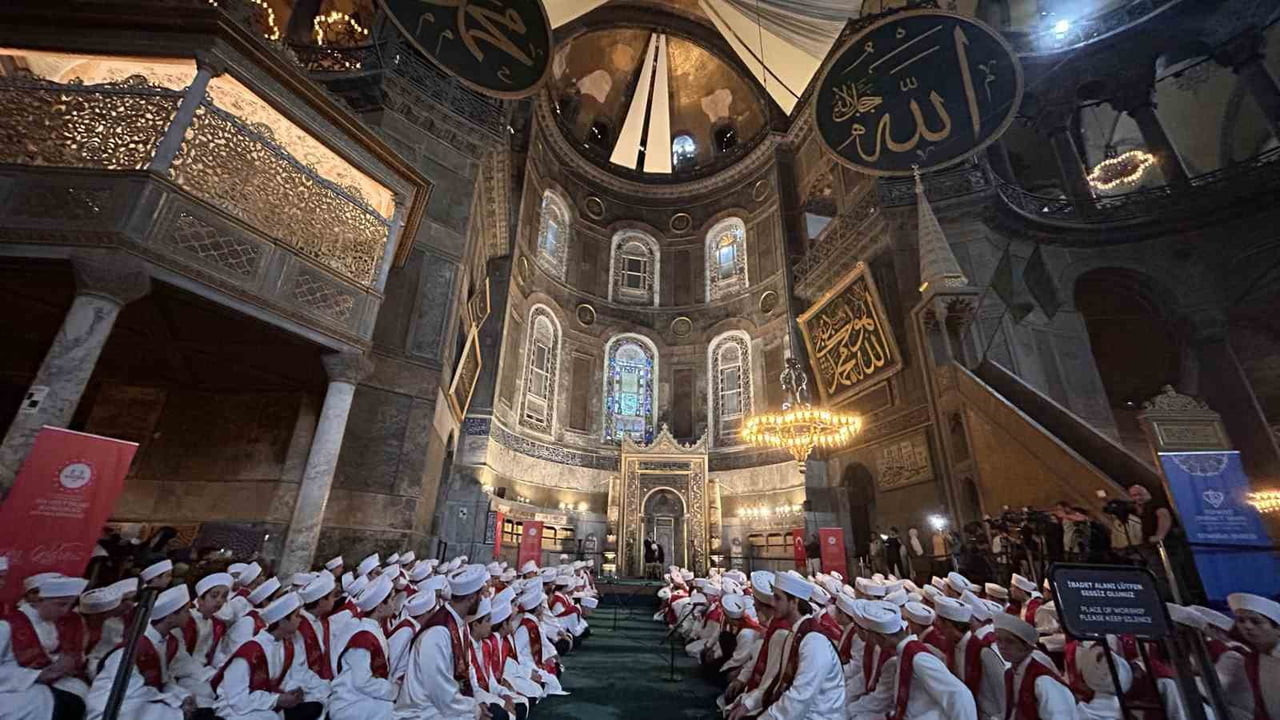 15 TEMMUZ HAİN DARBE GİRİŞİMİNİN 10'UNCU YIL DÖNÜMÜ NEDENİYLE 253 ŞEHİT İÇİN FATİH'TE BULUNAN...