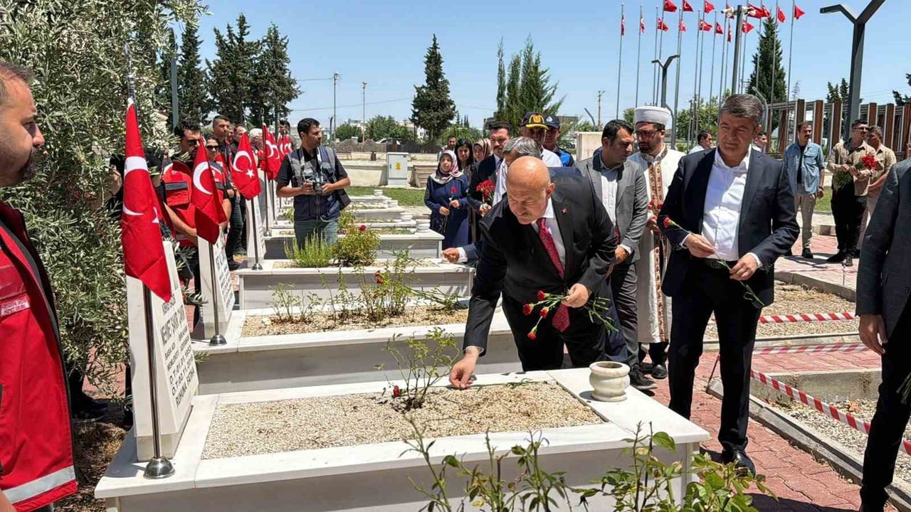 15 TEMMUZ MİLLİ BİRLİK VE DEMOKRASİ GÜNÜ NEDENİYLE ŞEHİTLİK ZİYARET EDİLEREK, DUALAR...
