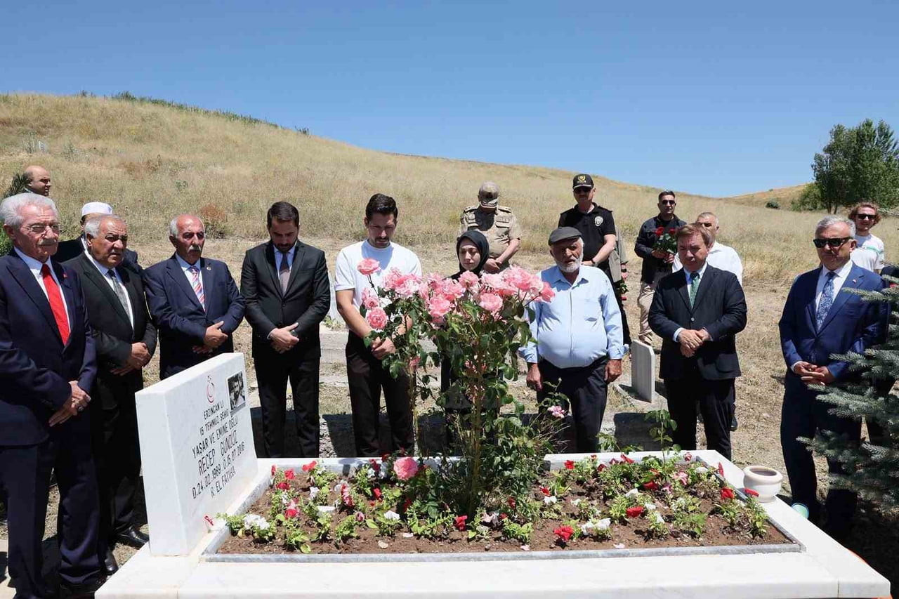 15 TEMMUZ ŞEHİDİ GÜNDÜZ KABRİ BAŞINDA DUALARLA ANILDI
