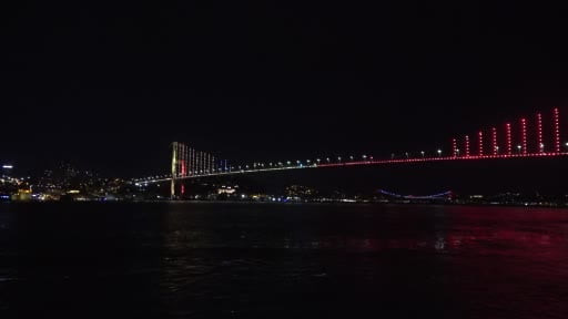 15 Temmuz Şehitler Köprüsü sarı-kırmızıya büründü