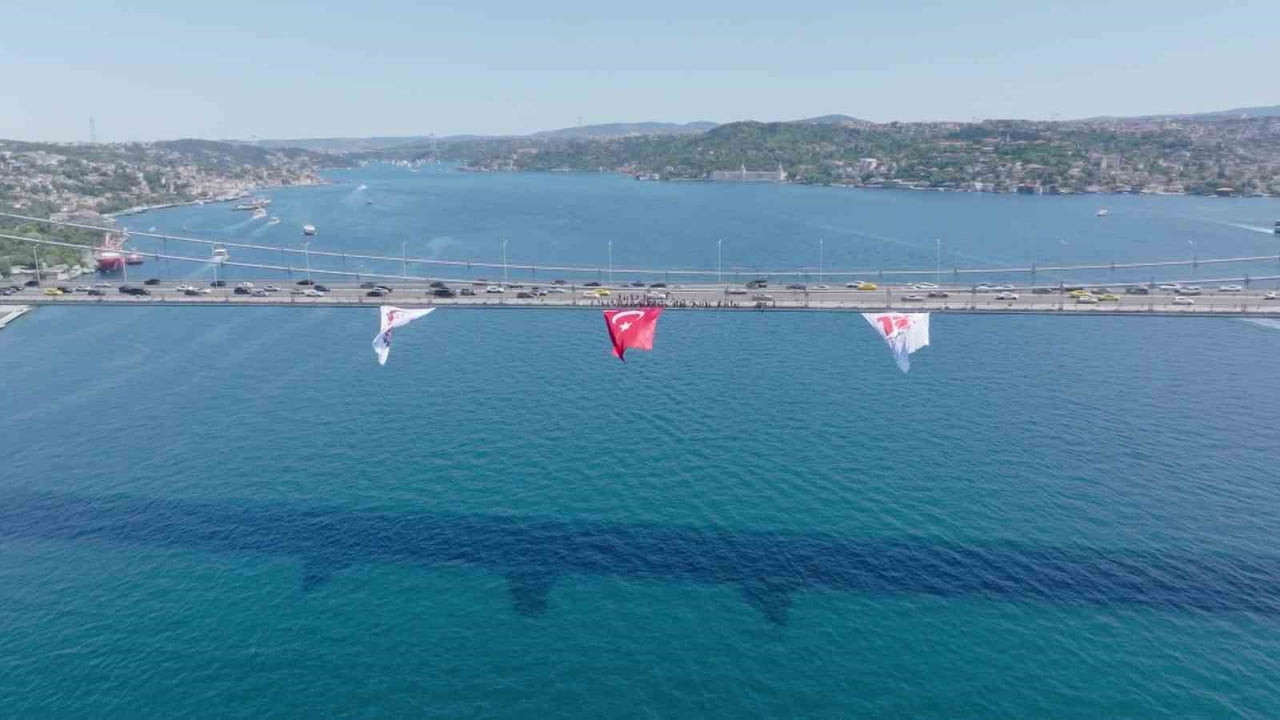 15 TEMMUZ ŞEHİTLER KÖPRÜSÜ'NE ASILAN DEV TÜRK BAYRAĞI HAVADAN GÖRÜNTÜLENDİ