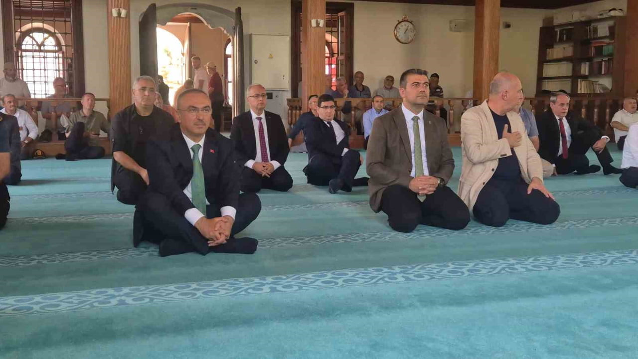 15 TEMMUZ ŞEHİTLERİ İÇİN MEVLİD-İ ŞERİF PROGRAMI DÜZENLENDİ