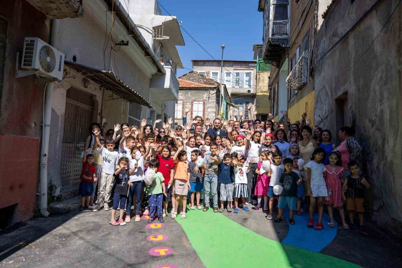 16 HAFTALIK ORTAK ÇALIŞMAYLA BASMANE’DEKİ 944 SOKAK, ÇOCUKLARIN HAYALLERİ DOĞRULTUSUNDA YENİDEN...