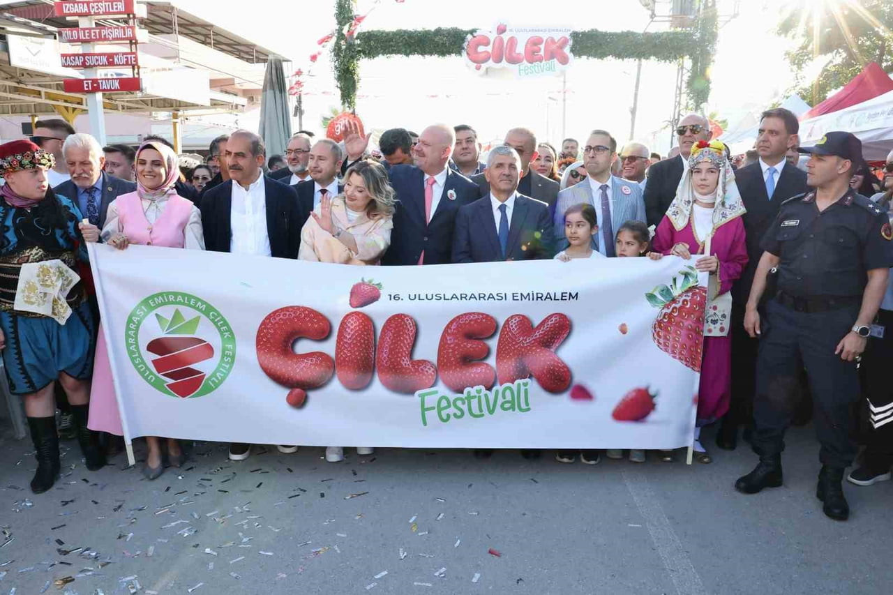 16. ULUSLARARASI EMİRALEM ÇİLEK FESTİVALİ, KORTEJLE BAŞLADI