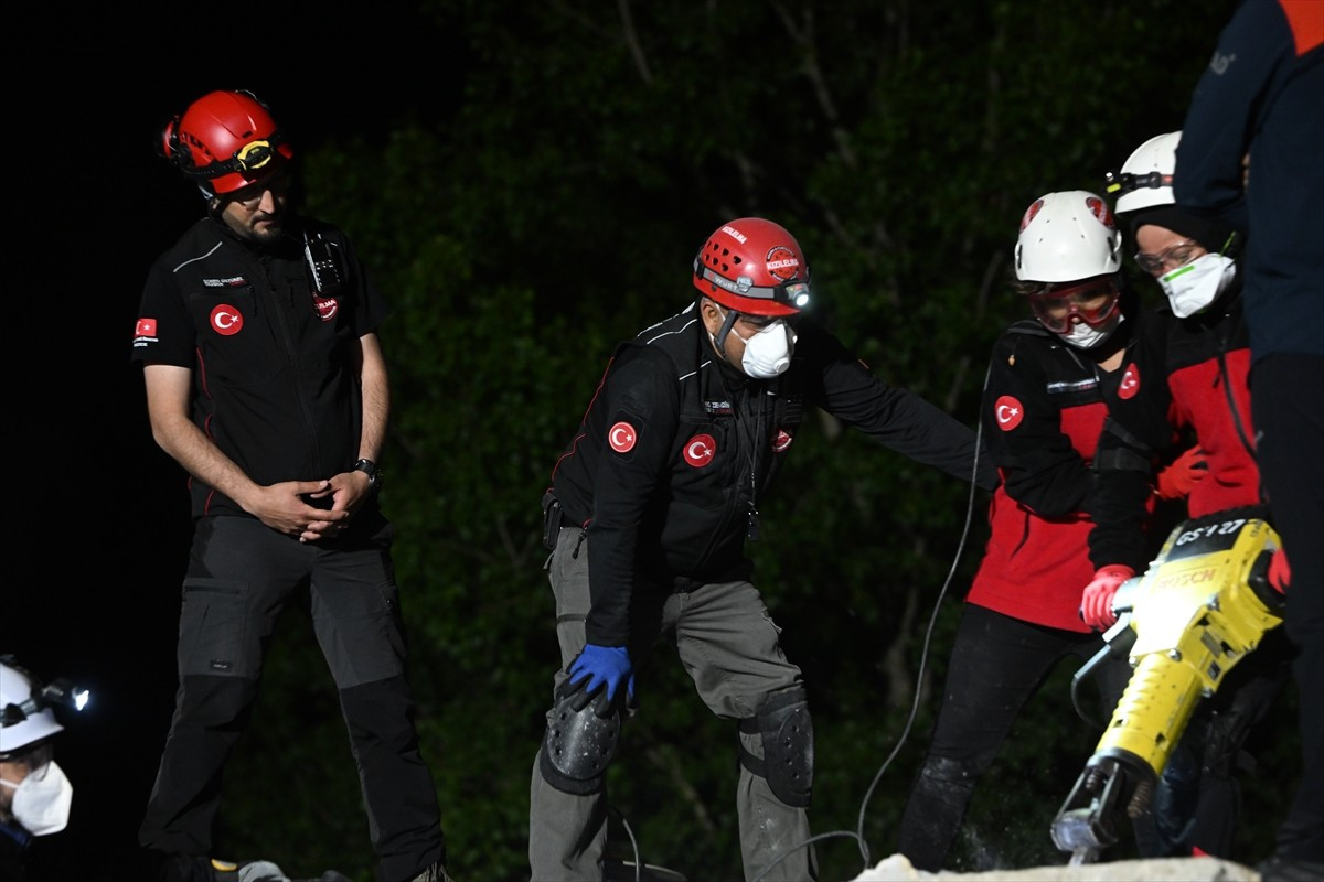 17 Ağustos ve 12 Kasım 1999 depremlerinde zarar gören Düzce, yönetimi ve halkıyla afetlere karşı...