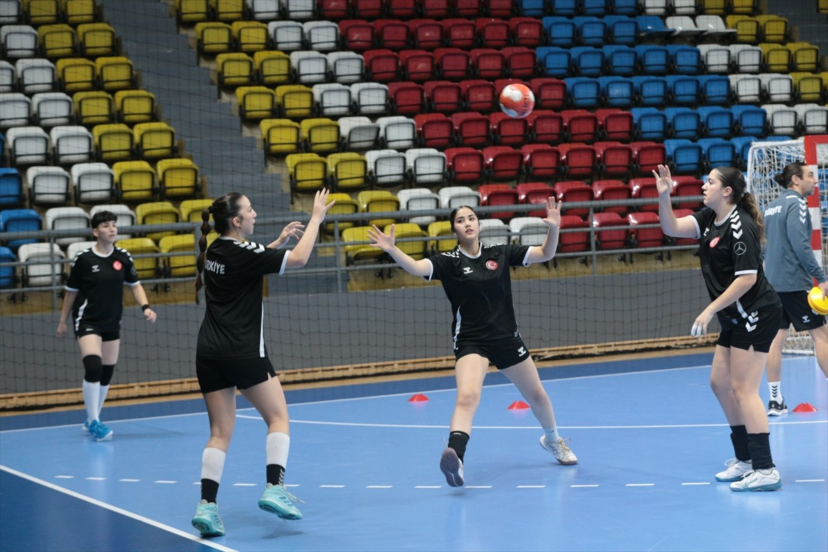 17 Yaş Altı Kız Milli Hentbol Takımı, Akdeniz Konfederasyon Kupası hazırlıkları kapsamında Bolu'da...