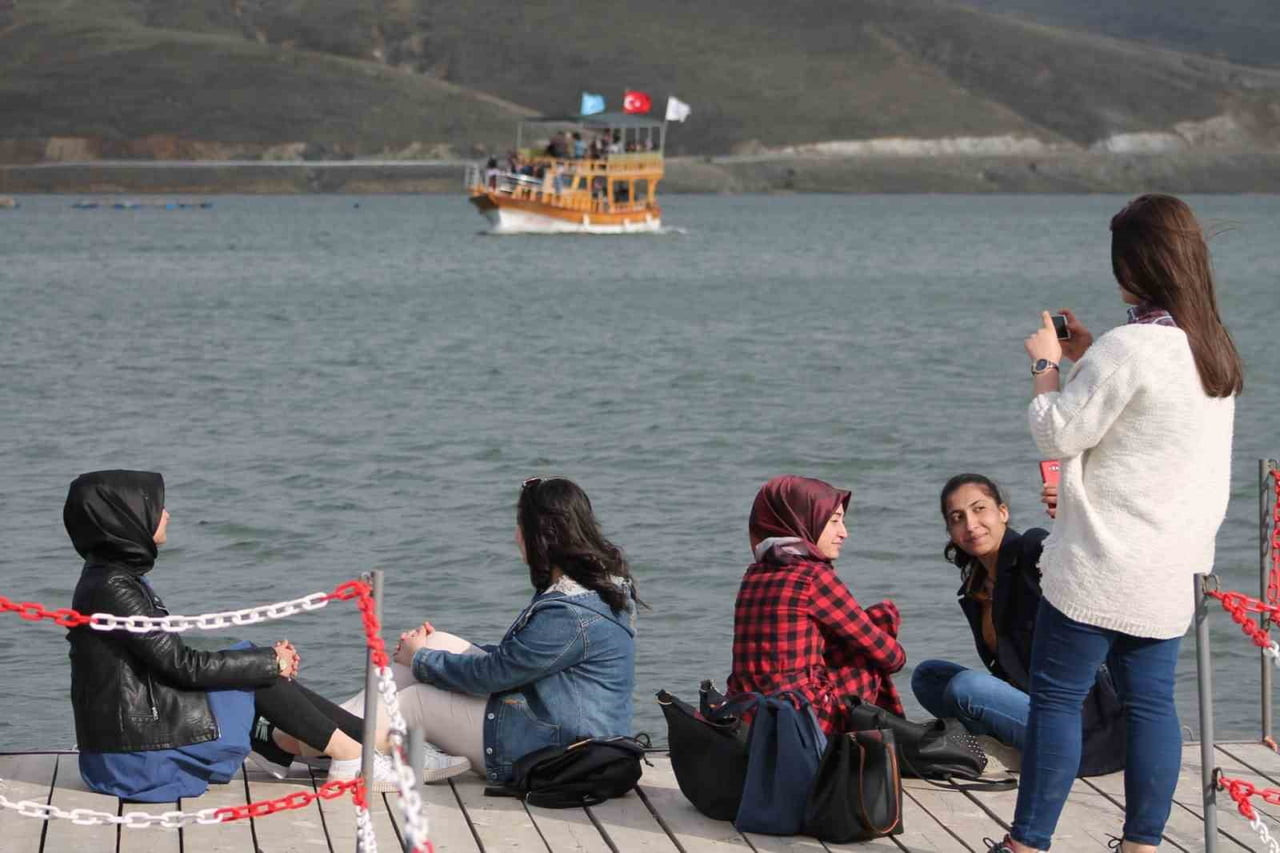 1700 RAKIMDAKİ DOĞA HARİKASI GÖL TURİSTLERİN İLGİ ODAĞI