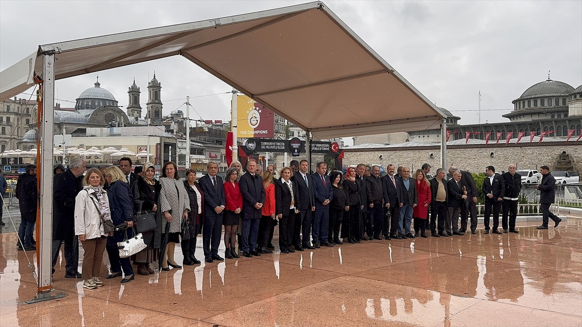 19 Ekim Muhtarlar Günü dolayısıyla Taksim Cumhuriyet Anıtı'nda tören düzenlendi. Törene İstanbul...