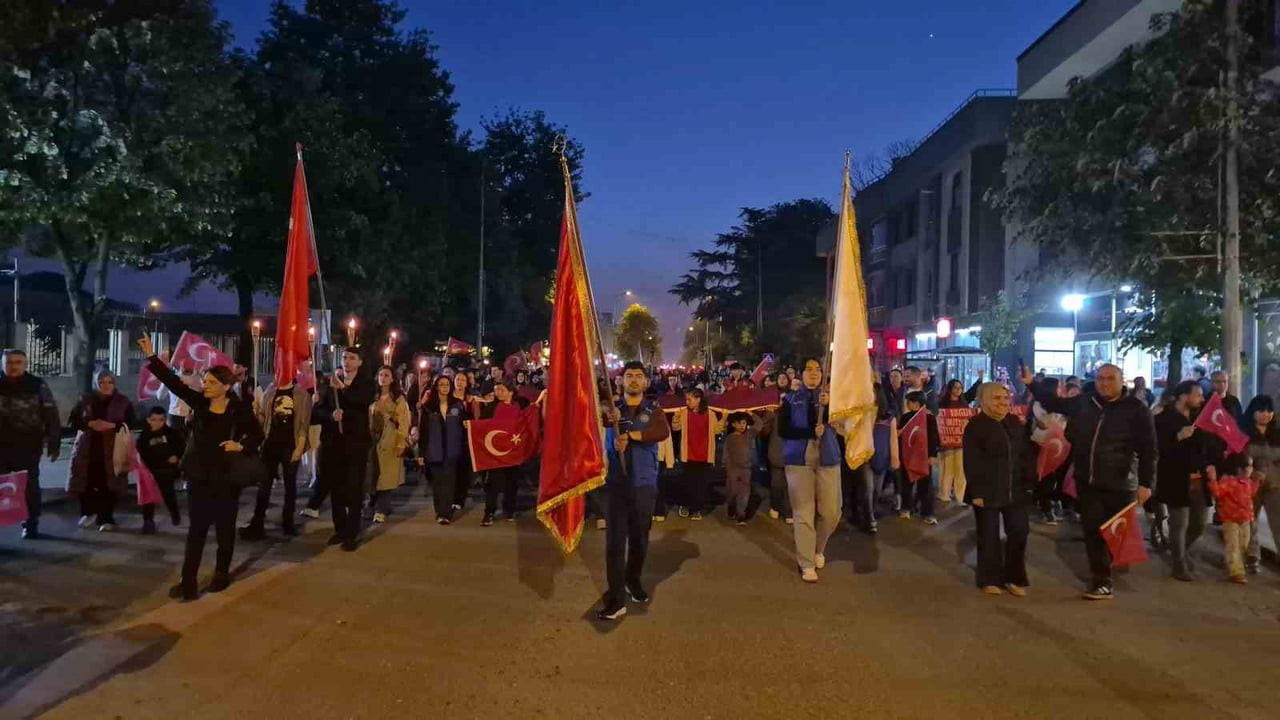 19 MAYIS GENÇLİK VE SPOR BAYRAMI KUTLAMALARI ÖNCESİNDE DÜZENLENEN FENER ALAYINA BİNLERCE DÜZCELİ...