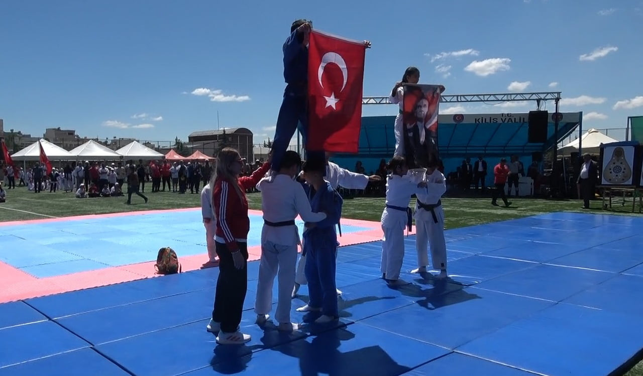19 MAYIS’TA BAYRAK HEYECANI: ÜÇÜNCÜ DENEMEDE BAŞARI GELDİ