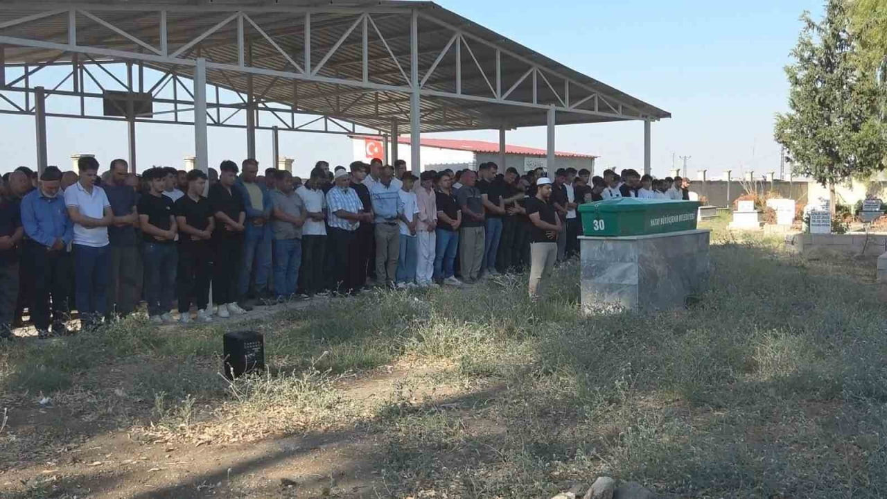 19 YAŞINDAKİ GENÇ İÇİN CENAZE TÖRENİ DÜZENLENDİ