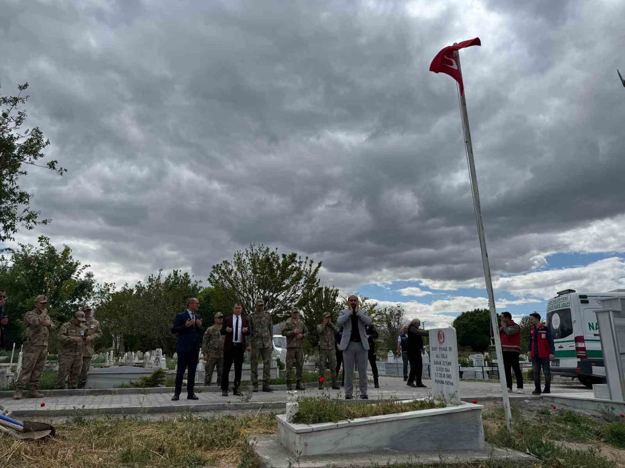 1965 YILINDA IĞDIR'DA ŞEHİT OLAN VE KİMSESİZLER MEZARLIĞINA DEFNEDİLEN ONBAŞI DURAN ÖZTÜRK'ÜN...