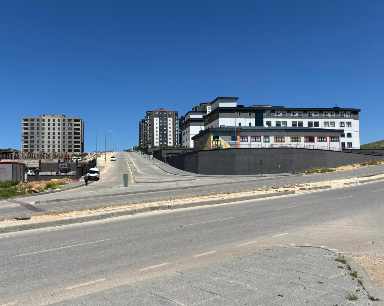 1989 YILINDA DÖNEMİN CHP GAZİANTEP BELEDİYE BAŞKANI CELAL DOĞAN'IN KURBAN KESEREK DUALARLA AÇTIĞI...