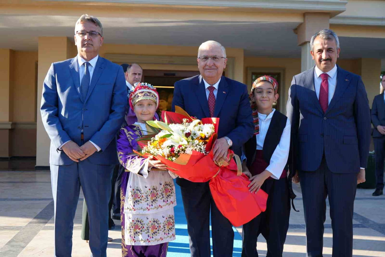 1’İNCİ ORDU KOMUTANI ORGENERAL BAHTİYAR ERSAY(SOLDA), MİLLİ SAVUNMA BAKANI YAŞAR GÜLER (ORTADA) VE...